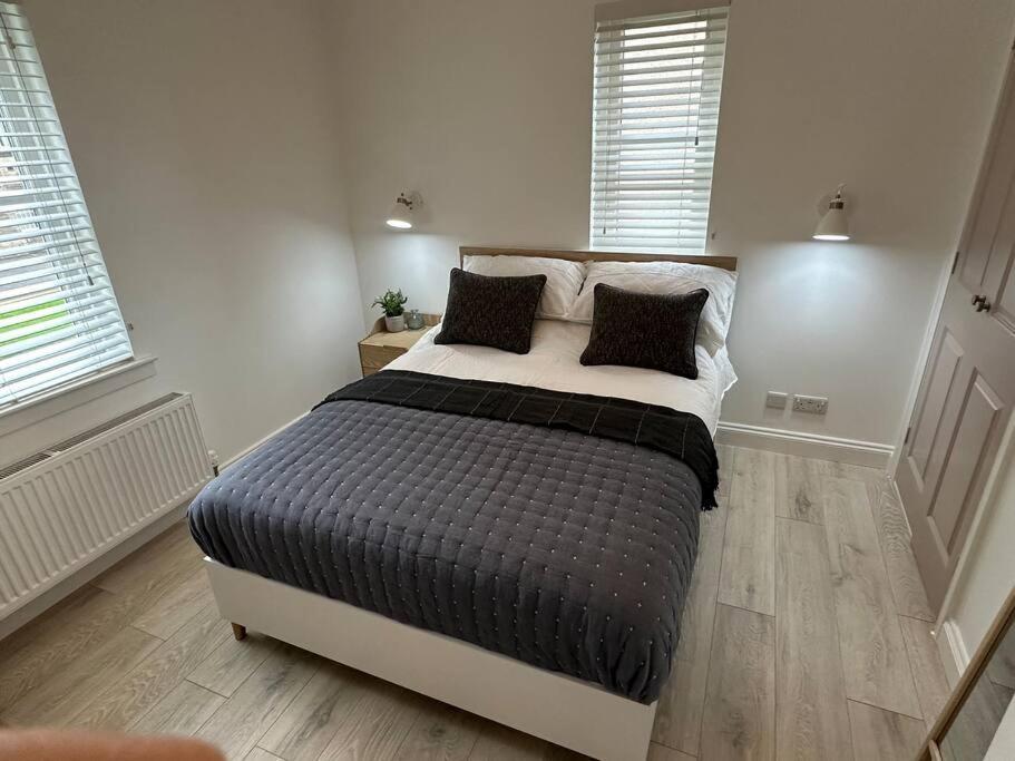 Premium Executive Apartment In Данфермлин Экстерьер фото