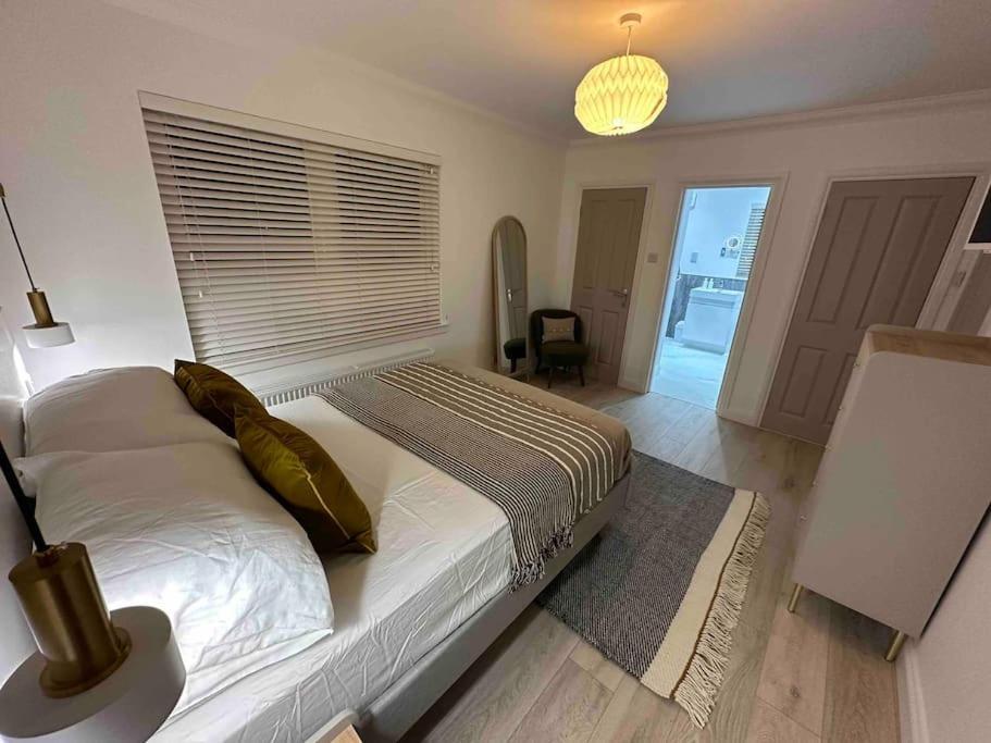 Premium Executive Apartment In Данфермлин Экстерьер фото